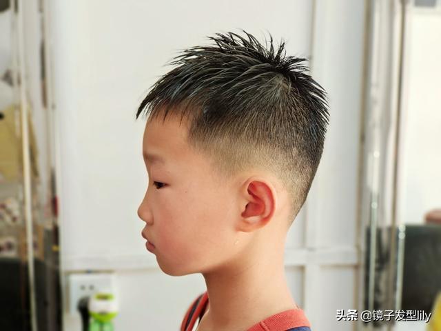 男孩子剪什么發(fā)型好看（5款帥氣有型很時(shí)尚的發(fā)型）(4)