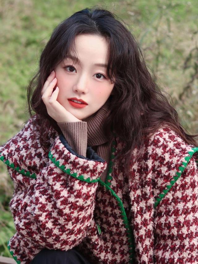 毛呢短外套如何搭配（冬天毛呢外套怎么穿好看又保暖）(3)