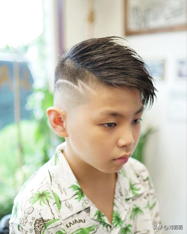 小學生短發(fā)發(fā)型圖片（十一最帥氣小男孩發(fā)型15款）(11)